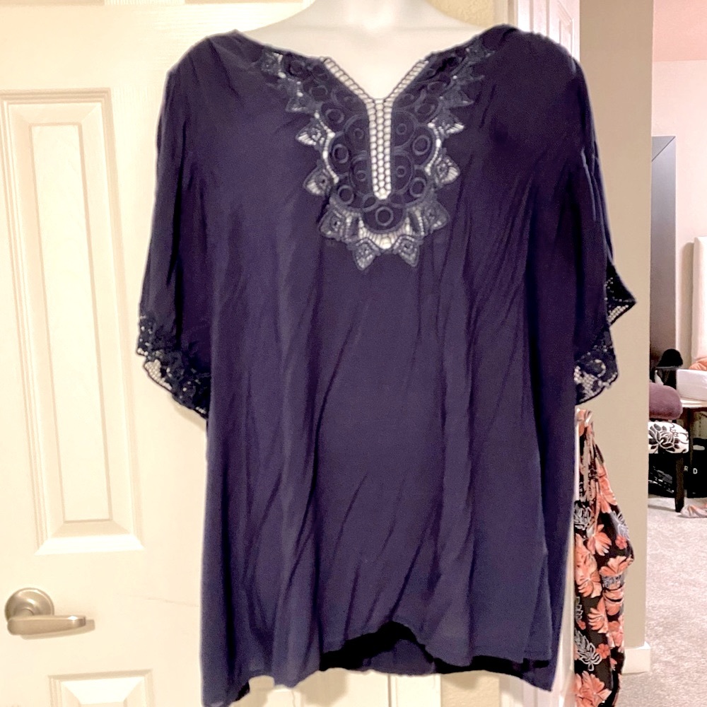 Navy blue lace detail short sleeve top.